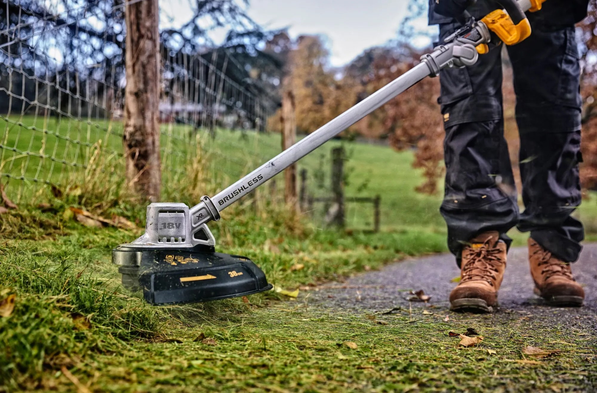 DeWalt vejos trimeris darbo metu